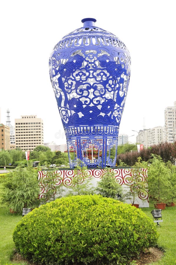 Sculpture of vase stock image. Image of flower, city, scene 6092137