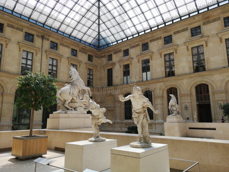 Sculptures dans le musée de Louvre à Paris, France image stock Sculptures dans le musée de Louvre à Paris, France image stock