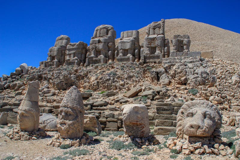 Sculptures en pierre antiques des rois et des animaux sur le mont Nemrut Nemrut Dag photographie stock Sculptures en pierre antiques des rois et des animaux sur le mont Nemrut Nemrut Dag photographie stock