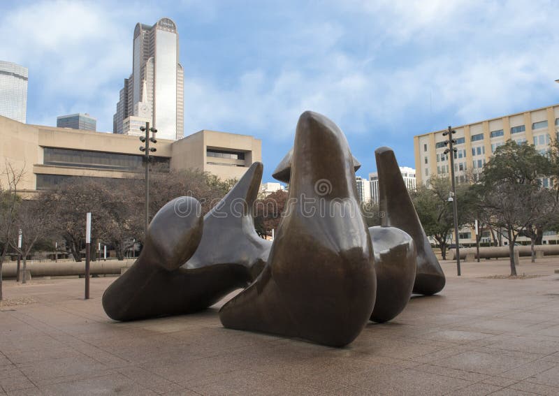 Scultura bronzea da Henry Moore sulla plaza di Dallas City Hall immagini stock libere da diritti Scultura bronzea da Henry Moore sulla plaza di Dallas City Hall immagini stock libere da diritti