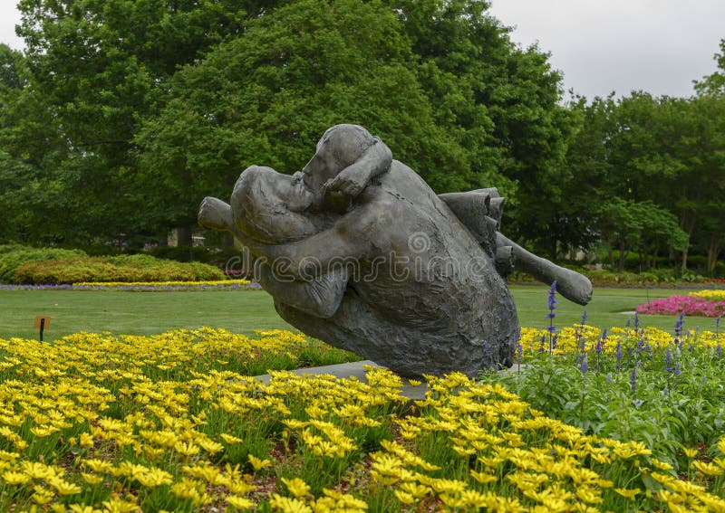 Scultura bronzea di un uomo che abbraccia amoroso una donna a Dallas Arboretum ed al giardino botanico fotografie stock libere da diritti Scultura bronzea di un uomo che abbraccia amoroso una donna a Dallas Arboretum ed al giardino botanico fotografie stock libere da diritti