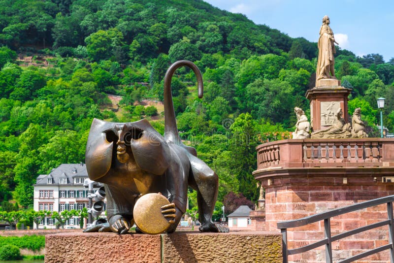 Scultura bronzea di una scimmia sul vecchio ponte immagine stock