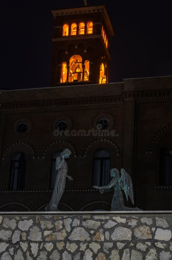 Scultura con un uomo ed angeli sulle loro ginocchia sull'argine alla notte Nettuno, Italia fotografia stock Scultura con un uomo ed angeli sulle loro ginocchia sull'argine alla notte Nettuno, Italia fotografia stock