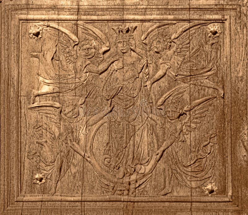 Scultura del legno antica sulla vecchia porta della chiesa antica fotografia stock libera da diritti Scultura del legno antica sulla vecchia porta della chiesa antica fotografia stock libera da diritti