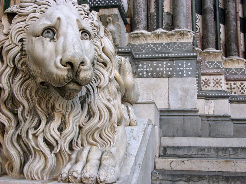 Scultura del leone davanti alla cattedrale Saint Lawrence a Genova, Italia fotografia stock libera da diritti Scultura del leone davanti alla cattedrale Saint Lawrence a Genova, Italia fotografia stock libera da diritti