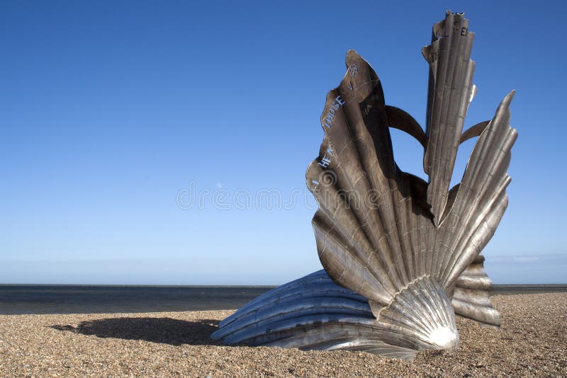 Scultura ?del pettine? sulla spiaggia di Aldeburgh, Suffo immagini stock libere da diritti Scultura ?del pettine? sulla spiaggia di Aldeburgh, Suffo immagini stock libere da diritti