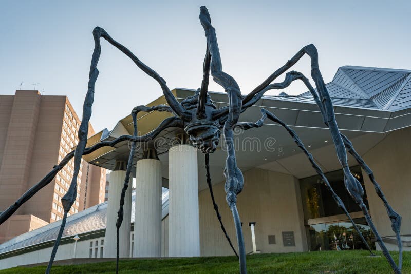 Scultura del ragno al museo di arte a Kansas City