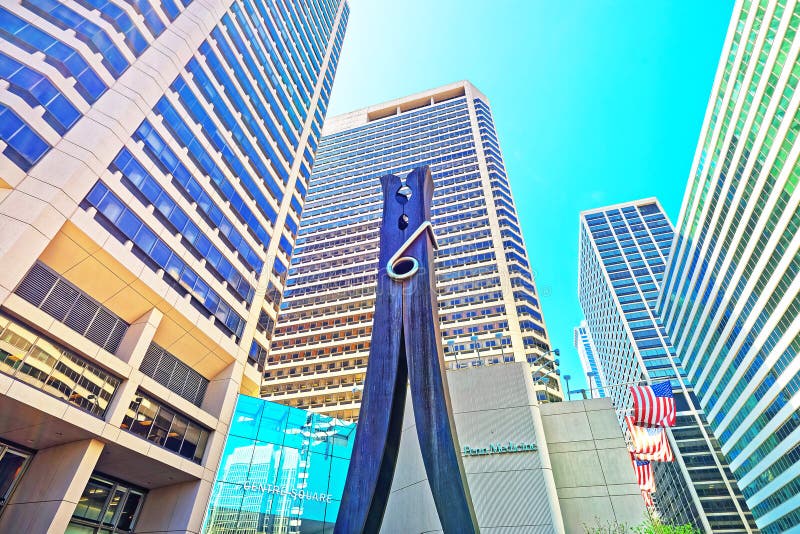 Scultura della molletta da bucato ai grattacieli nel centro urbano di Filadelfia immagini stock libere da diritti Scultura della molletta da bucato ai grattacieli nel centro urbano di Filadelfia immagini stock libere da diritti