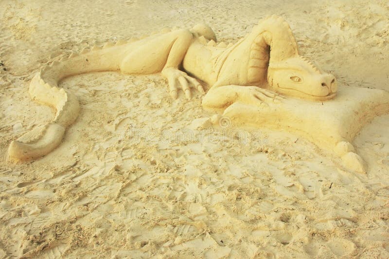 Scultura della sabbia del drago su una spiaggia fotografie stock Scultura della sabbia del drago su una spiaggia fotografie stock