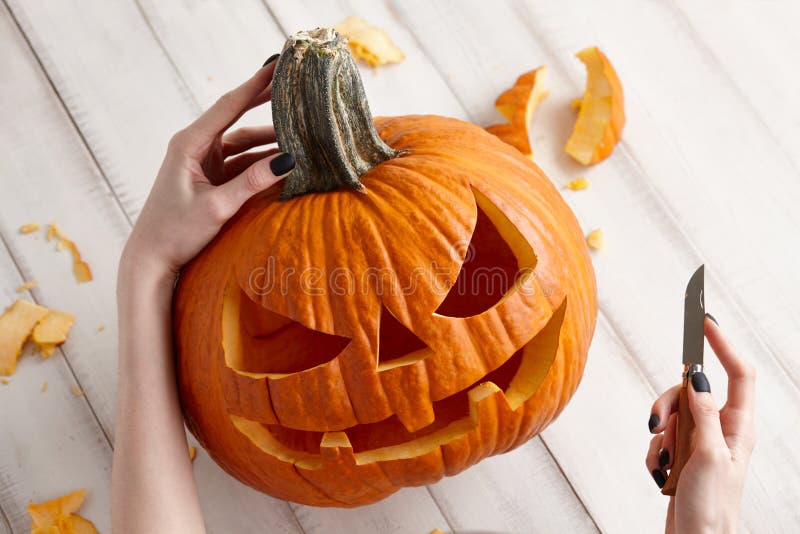 Scultura della zucca di Halloween nella presa-o-lanterna, fine sulla vista fotografie stock libere da diritti Scultura della zucca di Halloween nella presa-o-lanterna, fine sulla vista fotografie stock libere da diritti