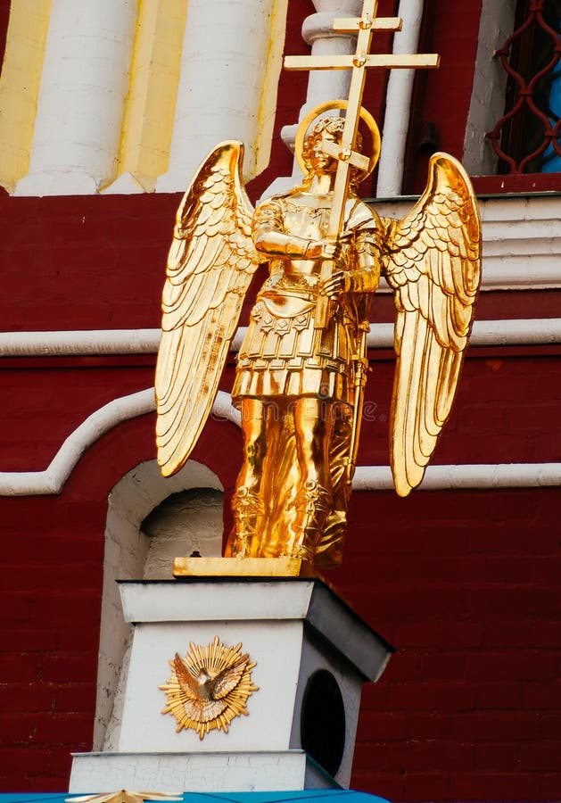 Scultura di Angel Red Square dorato fotografia stock libera da diritti Scultura di Angel Red Square dorato fotografia stock libera da diritti