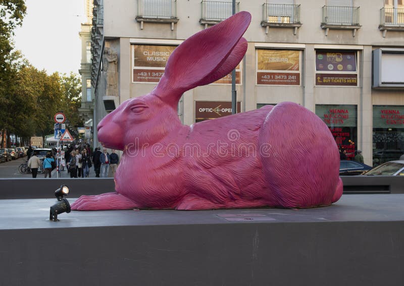 Scultura di plastica rosa gigante del coniglietto vicino al teatro dell'opera dello stato di Vienna fotografia stock libera da diritti Scultura di plastica rosa gigante del coniglietto vicino al teatro dell'opera dello stato di Vienna fotografia stock libera da diritti