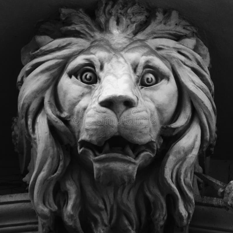 Scultura di un leone come simbolo di forza e di grandezza fotografia stock