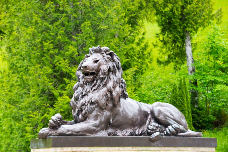 Scultura nera del leone nel parco del palazzo di Linderhof, Baviera, Germania fotografie stock