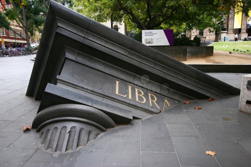 Scultura nera moderna del frammento architettonico su pavimentazione alla biblioteca di stato Victoria, Melbourne, Australia fotografia stock libera da diritti Scultura nera moderna del frammento architettonico su pavimentazione alla biblioteca di stato Victoria, Melbourne, Australia fotografia stock libera da diritti