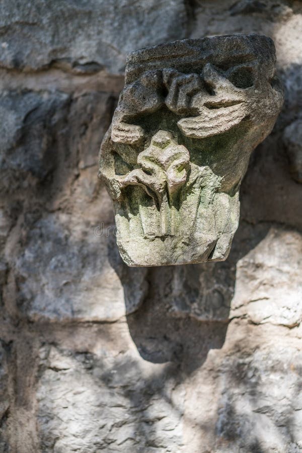 Scultura nociva dentro le rovine di Stari Antivari nel Montenegro fotografia stock Scultura nociva dentro le rovine di Stari Antivari nel Montenegro fotografia stock
