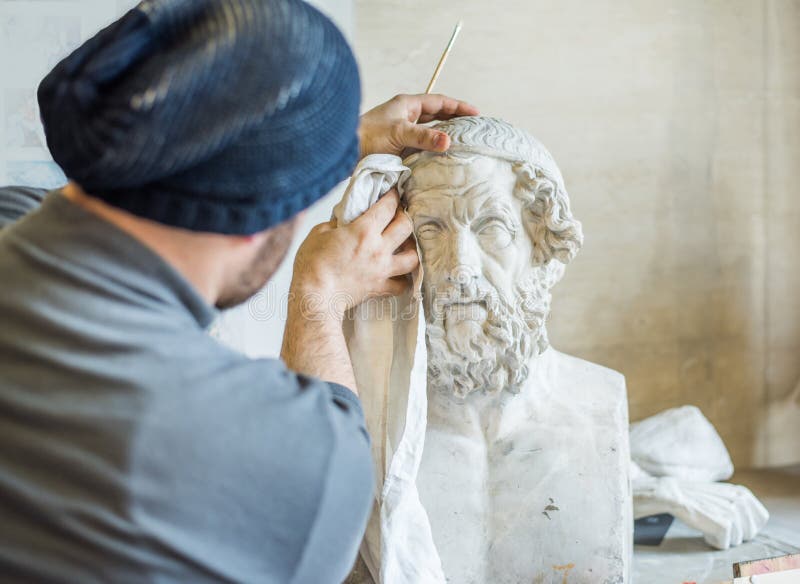 Sculture di pulizia insegnante/dell'artista per lo studio con un pezzo di panno immagini stock Sculture di pulizia insegnante/dell'artista per lo studio con un pezzo di panno immagini stock