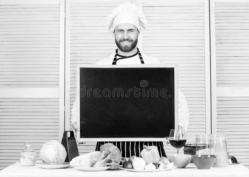 Scuola culinaria Classe matrice d'istruzione del capo cuoco nella cottura della scuola Cuoco matrice che d? la classe di cottura fotografia stock Scuola culinaria Classe matrice d'istruzione del capo cuoco nella cottura della scuola Cuoco matrice che d? la classe di cottura fotografia stock