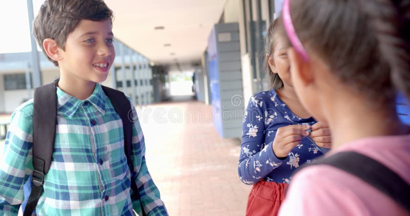 A scuola diversi gruppi di giovani amici chiacchierano archivi video