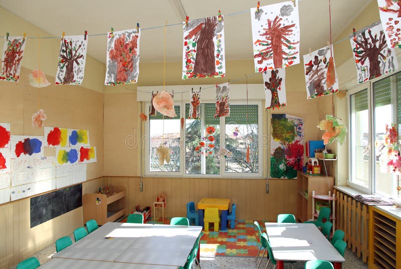 Scuola materna dei bambini con molti disegni degli alberi che appendono il franco fotografia stock Scuola materna dei bambini con molti disegni degli alberi che appendono il franco fotografia stock