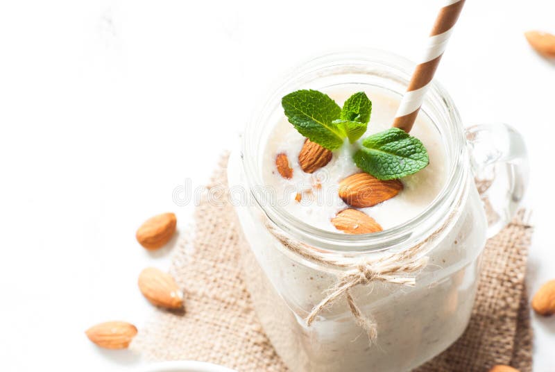 Scuota dal latte, dalla banana e dalla noce di cocco della mandorla fotografia stock libera da diritti Scuota dal latte, dalla banana e dalla noce di cocco della mandorla fotografia stock libera da diritti
