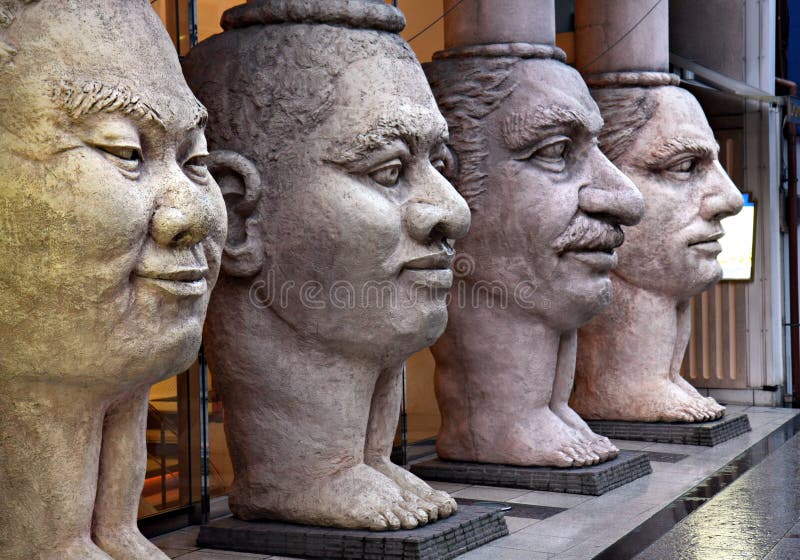 Scupture de 4 faces fotografia de stock royalty free Scupture de 4 faces fotografia de stock royalty free