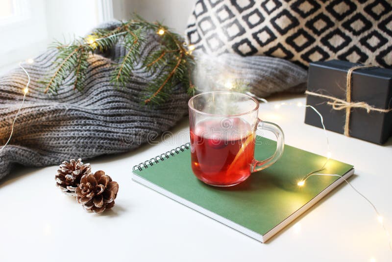 Scène confortable de petit déjeuner de matin de Noël Cuisson à la vapeur de la tasse en verre de la position chaude de thé de fru photos libres de droits
