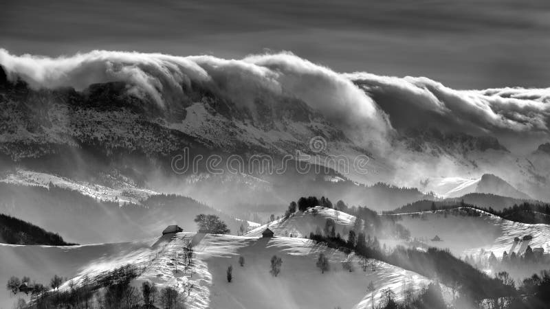 Scène d'hiver en Roumanie, beau paysage des montagnes carpathiennes sauvages photographie stock libre de droits Scène d'hiver en Roumanie, beau paysage des montagnes carpathiennes sauvages photographie stock libre de droits