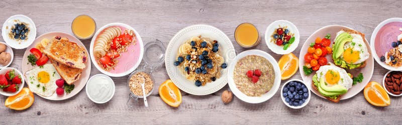 Scène de déjeuner ou de brunch sain sur fond de bannière bois. vue supérieure. avocats toast smoothie bowls avoine yaourt et une collection d'aliments nutritifs