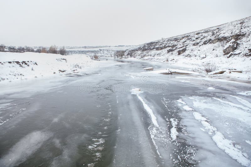 Scène de la rivière d'hiver