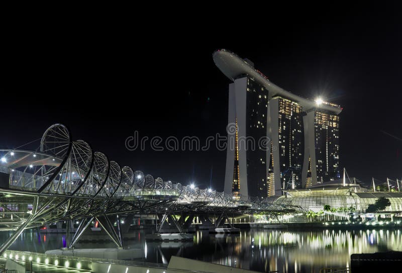 Scène de nuit chez Maria Bay avec le pont et la Marina Bay Sands d'hélice à l'arrière-plan photos libres de droits Scène de nuit chez Maria Bay avec le pont et la Marina Bay Sands d'hélice à l'arrière-plan photos libres de droits