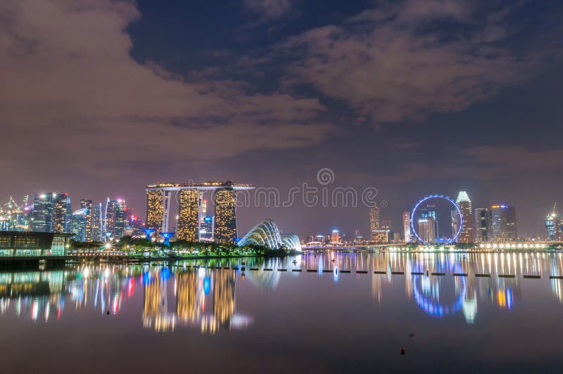 Scène de nuit de points de repère de baie de marina à Singapour images stock Scène de nuit de points de repère de baie de marina à Singapour images stock