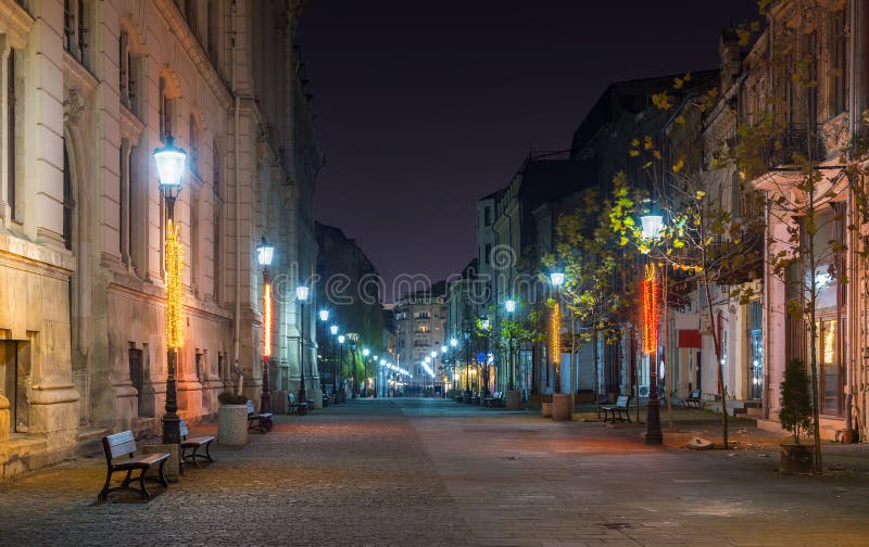 Scène de nuit de vieux centre de ville de Bucarest photographie stock libre de droits Scène de nuit de vieux centre de ville de Bucarest photographie stock libre de droits