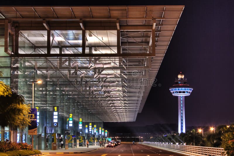 Scène de nuit à l'entrée du terminal d'aéroport de Changi 3 images libres de droits Scène de nuit à l'entrée du terminal d'aéroport de Changi 3 images libres de droits