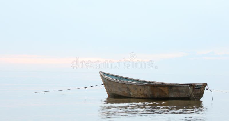 Scène idyllique du doux ciel bleu sur la mer calme avec le bateau au premier plan