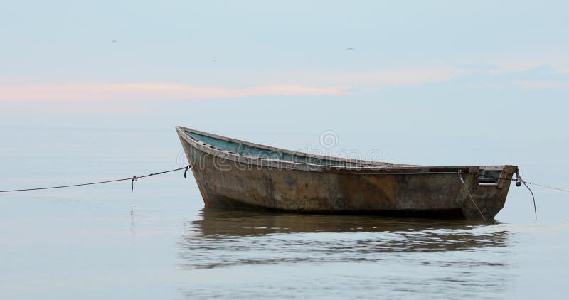Scène idyllique du doux ciel bleu sur la mer calme avec le bateau au premier plan