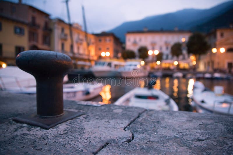 Scène portuaire italienne le soir : mignon village dans un contexte flou image libre de droits Scène portuaire italienne le soir : mignon village dans un contexte flou image libre de droits