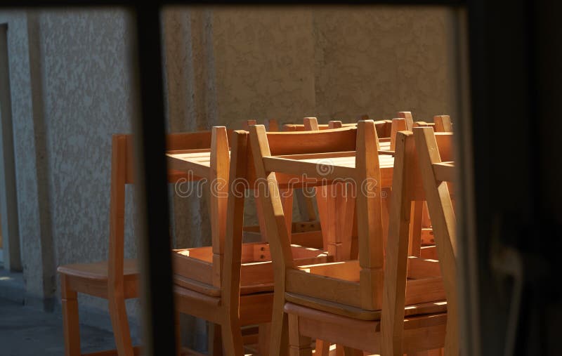 Scène scolaire avec une pile de tables d'étude et de chaises se tiennent dans la véranda dans le concept de mémoire de l'époque d image stock Scène scolaire avec une pile de tables d'étude et de chaises se tiennent dans la véranda dans le concept de mémoire de l'époque d image stock