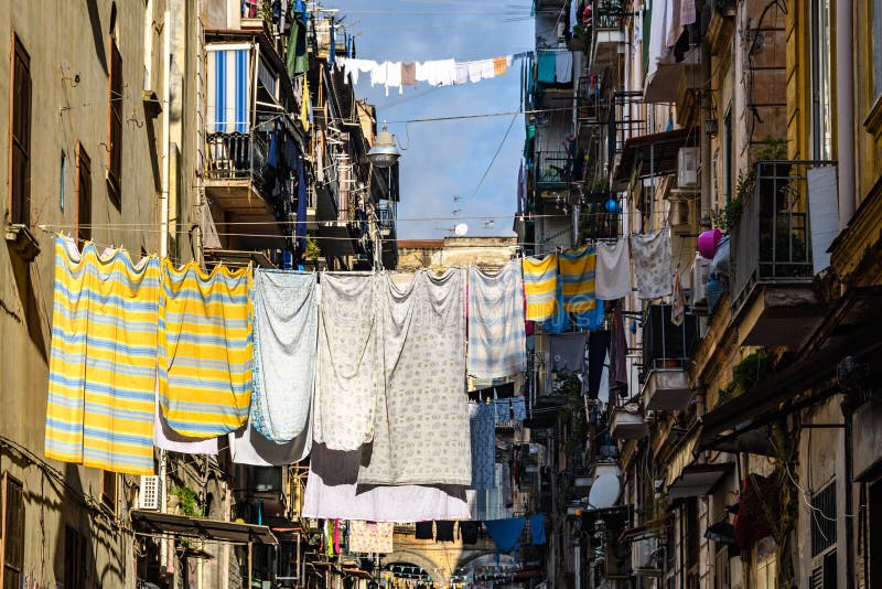 Scène typique de rue à Naples, Italie photos stock Scène typique de rue à Naples, Italie photos stock