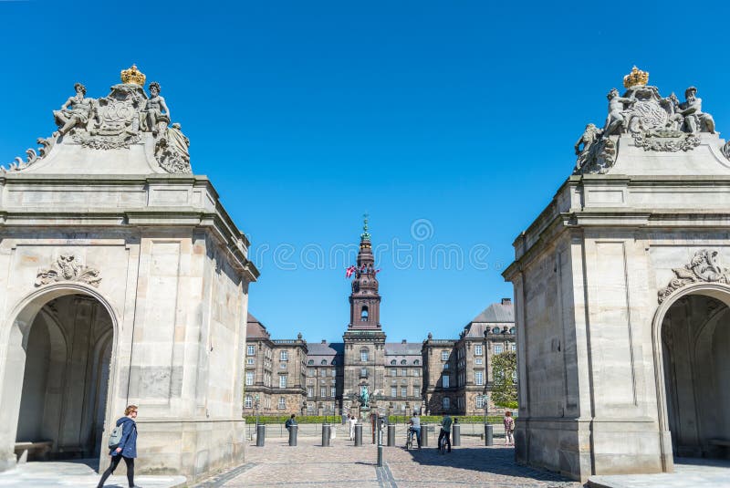 scène urbaine avec le ciel bleu et le palais de Christiansborg à Copenhague, Danemark photos stock scène urbaine avec le ciel bleu et le palais de Christiansborg à Copenhague, Danemark photos stock