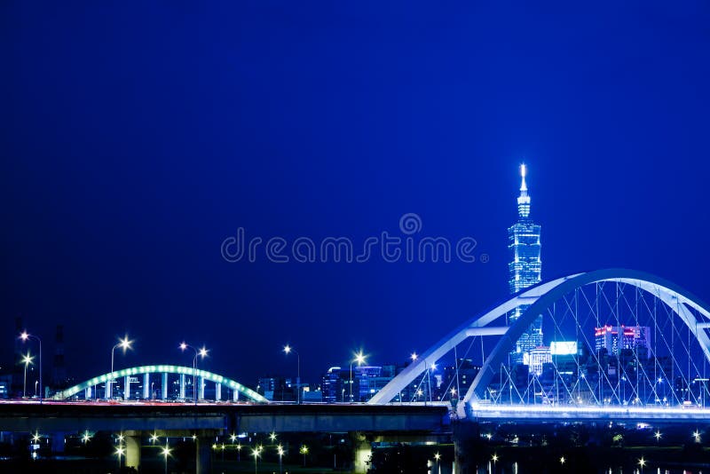 Scènes bleues de nuit de type de la ville de Taïpeh, Taiwan photos libres de droits Scènes bleues de nuit de type de la ville de Taïpeh, Taiwan photos libres de droits