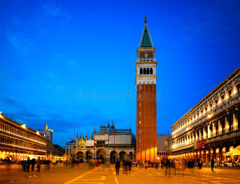 Scènes de nuit de marco et de campanile de Piazza San
