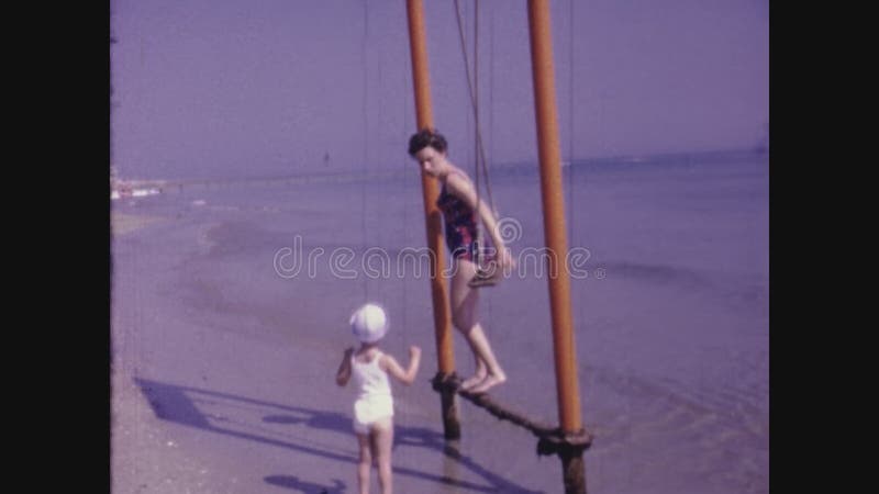 Scènes de plage vintage à venise en italie 1971 banque de vidéos