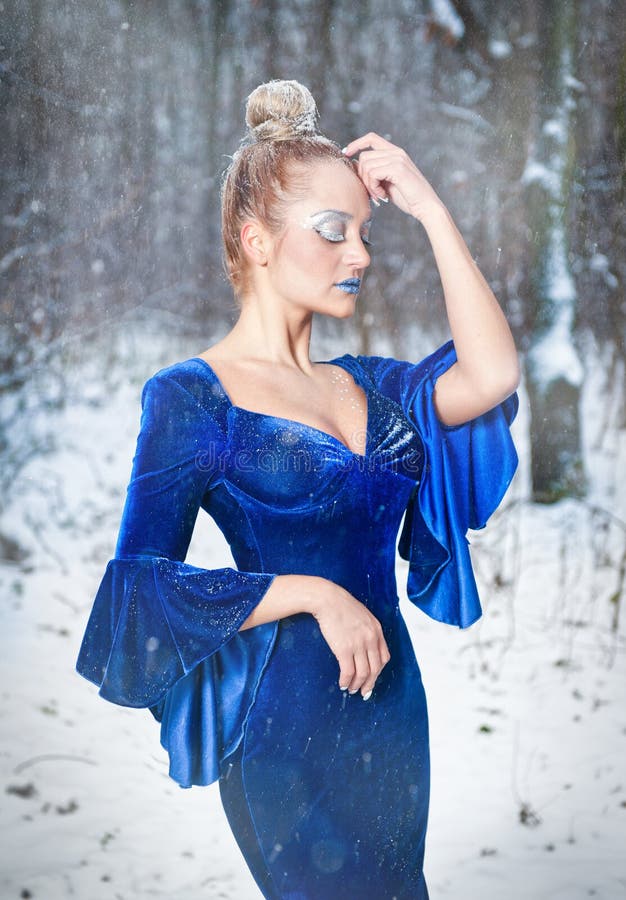 Señora Joven Preciosa El Vestido Azul Elegante Que Presenta En El Paisaje Del Invierno, Real Mujer Rubia De Moda Con El Foto de archivo Imagen de mirada, 50705202