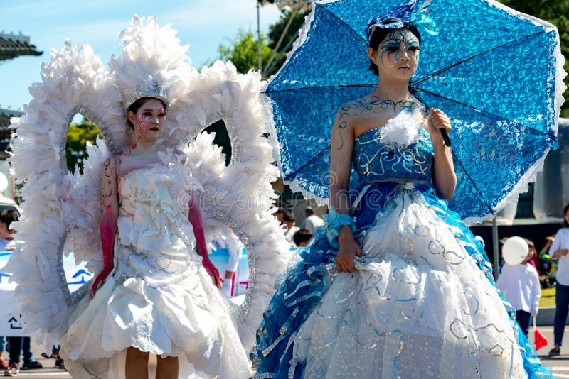 Señoras Del Vestido De Lujo Con El Azul Extremo Del Día Del Maquillaje Con Los Paraguas Imagen de archivo editorial - Imagen de carrying, fortaleza: 60586169 Señoras Del Vestido De Lujo Con El Azul Extremo Del Día Del Maquillaje Con Los Paraguas Imagen de archivo editorial - Imagen de carrying, fortaleza: 60586169