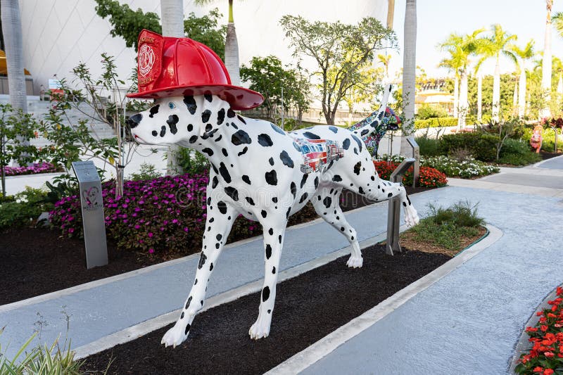 Inauguran en Miami un paseo con 52 esculturas de perros y gatos