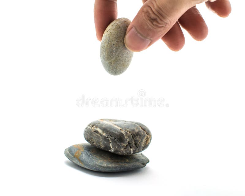 Se apilan las piedras y las manos están sosteniendo piedras foto de archivo libre de regalías Se apilan las piedras y las manos están sosteniendo piedras foto de archivo libre de regalías