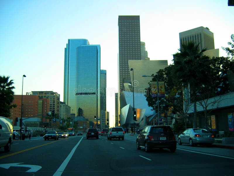 Se dirigeant en centre ville par Walt Disney Concert Hall, Los Angeles, la Californie image stock Se dirigeant en centre ville par Walt Disney Concert Hall, Los Angeles, la Californie image stock