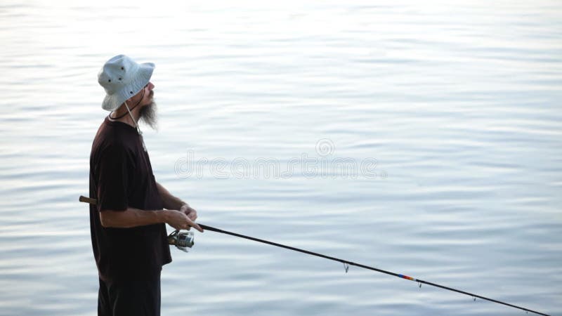Se divierte la pesca del pescador en el río Danubio
