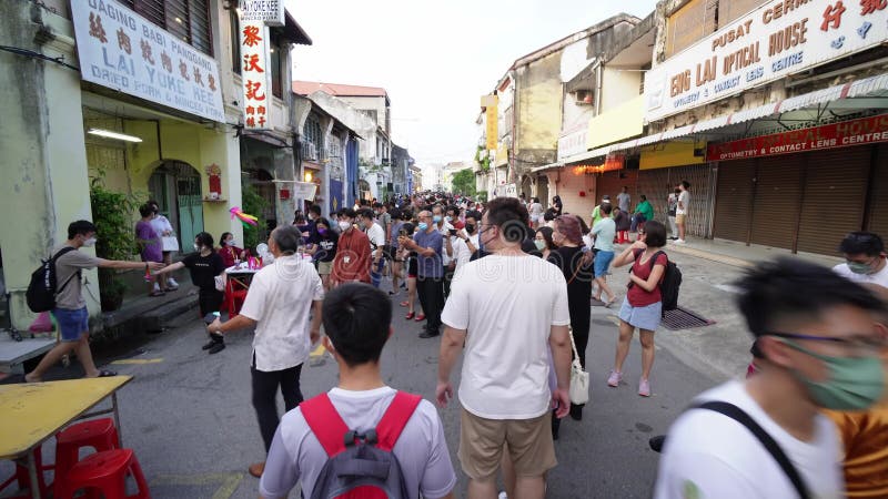 Se déplacer lentement dans la rue les gens jouent au jeu traditionnel banque de vidéos